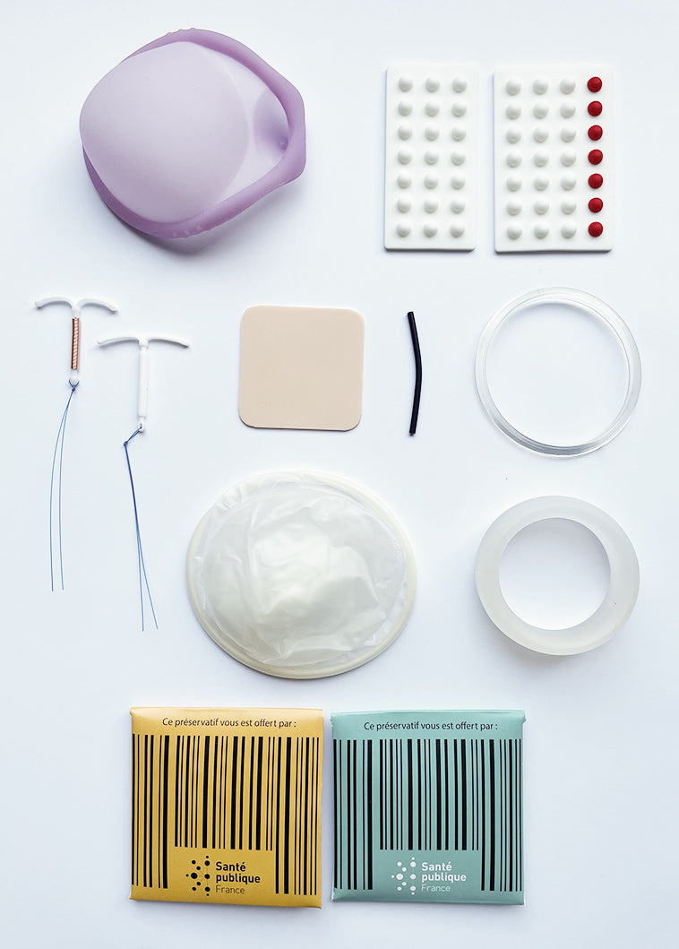Ensemble des contraceptifs de la boîte ELEKTO présentés hors de la boîte, disposés sur un fond neutre